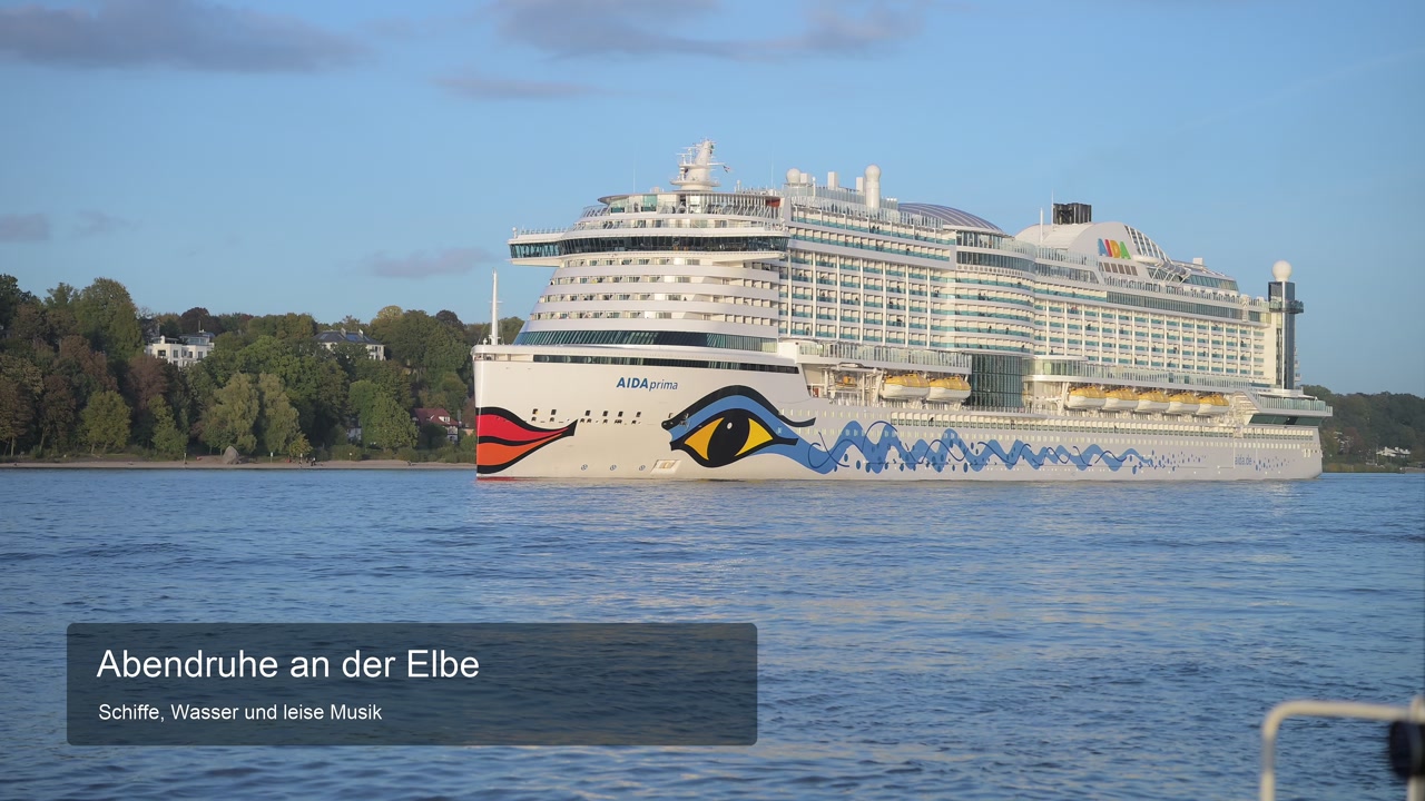 AIDAprima im Abendlicht auf der Elbe